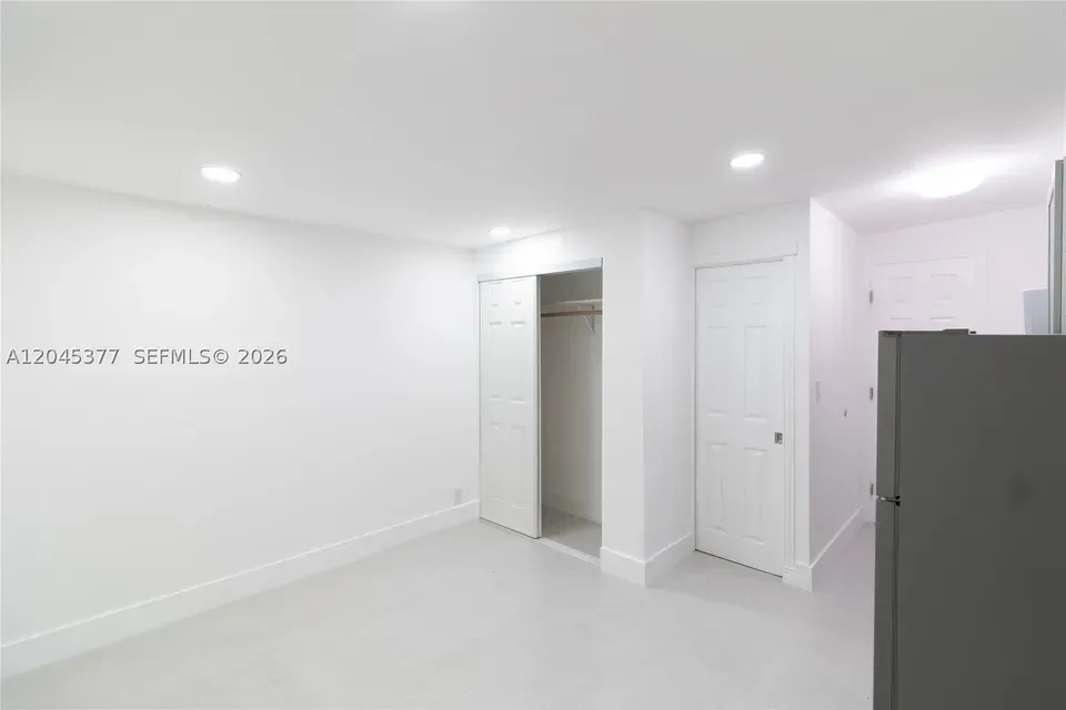 1 Bed 1 Bath Classic Historic Era Home in Hollywood, FL - 4