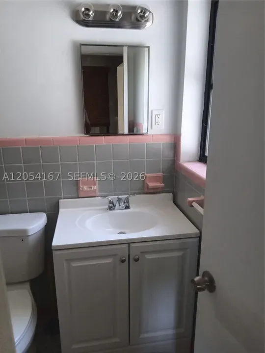 1 Bed 1 Bath Classic Historic Era Home in Hollywood, FL - 4