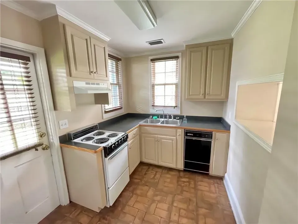 1 Bed 1 Bath Classic Historic Era Home in Mobile, AL - 3