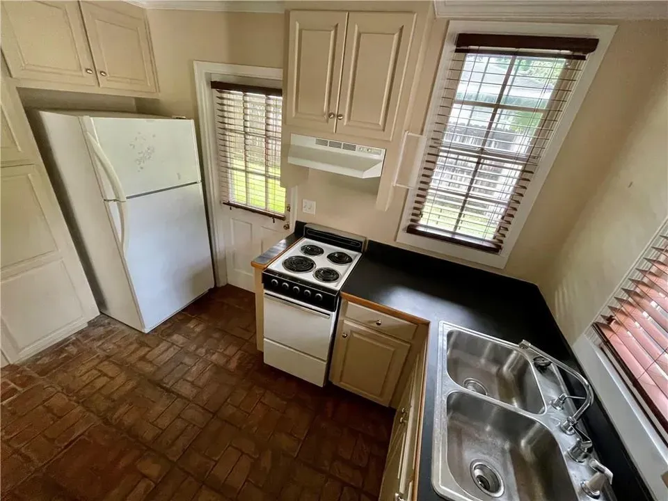 1 Bed 1 Bath Classic Historic Era Home in Mobile, AL - 4