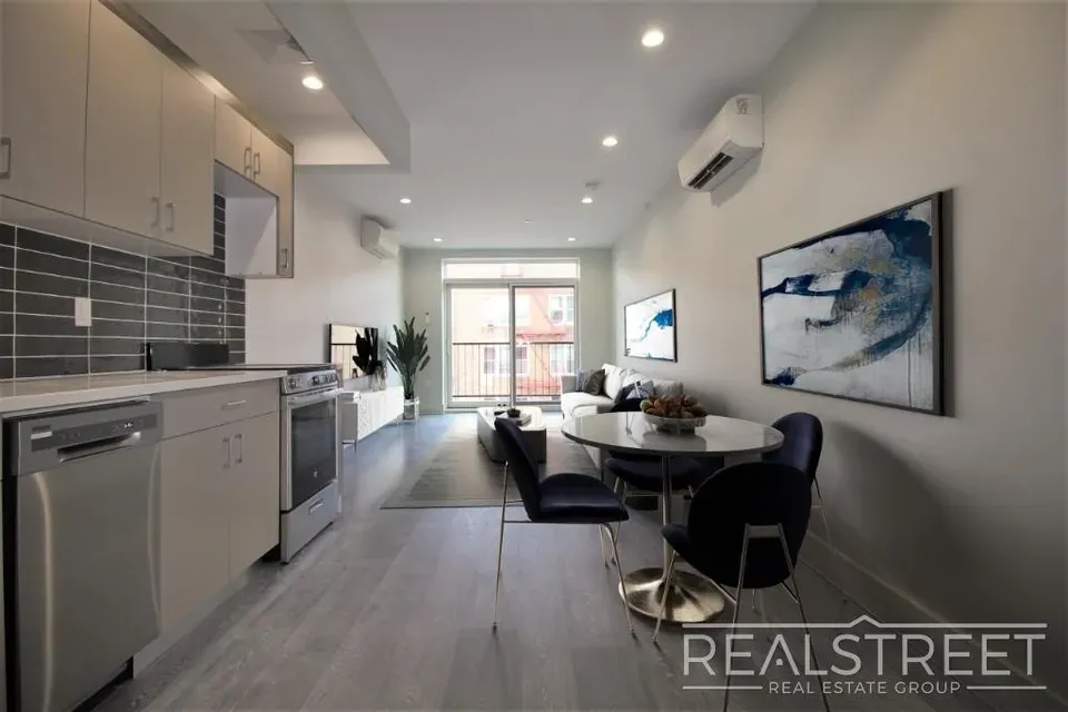 1 Bed 1 Bath Contemporary High-Rise Condo in Brooklyn, NY