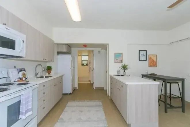 1 Bed 1 Bath Contemporary High-Rise Condo in Honolulu, HI - 1