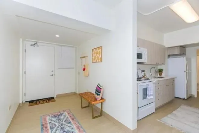 1 Bed 1 Bath Contemporary High-Rise Condo in Honolulu, HI - 4