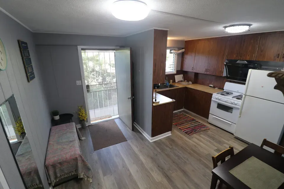 1 Bed 1 Bath Contemporary High-Rise Condo in Honolulu, HI - 1