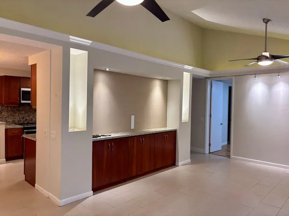 1 Bed 1 Bath Contemporary High-Rise Condo in Honolulu, HI - 1