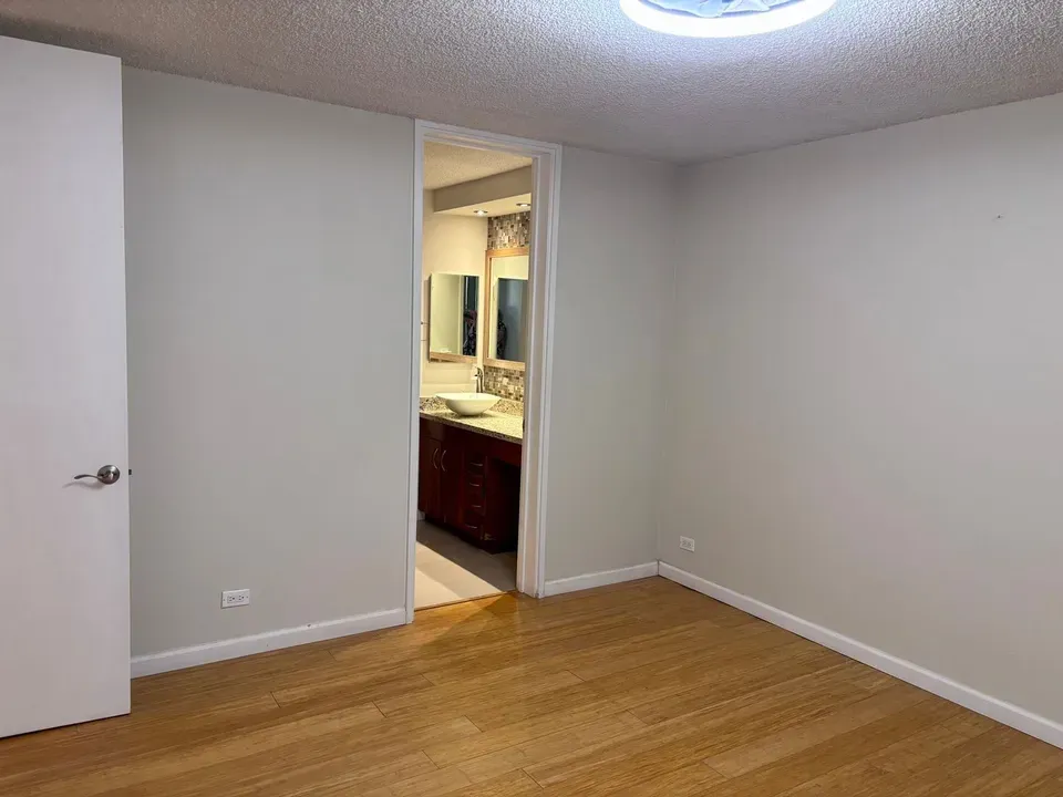 1 Bed 1 Bath Contemporary High-Rise Condo in Honolulu, HI - 3