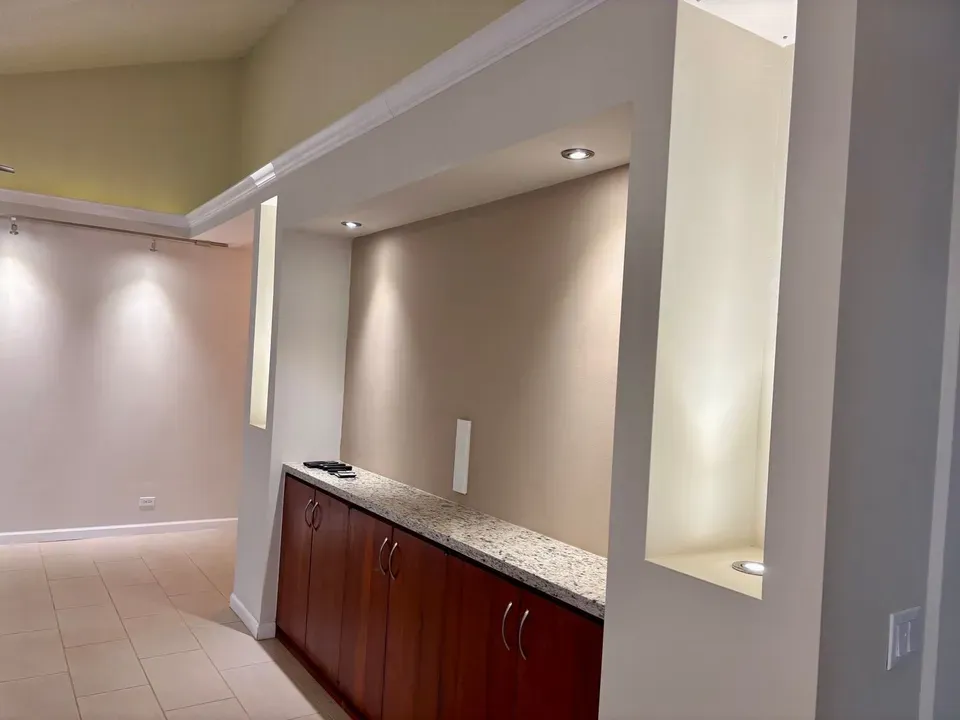 1 Bed 1 Bath Contemporary High-Rise Condo in Honolulu, HI - 5