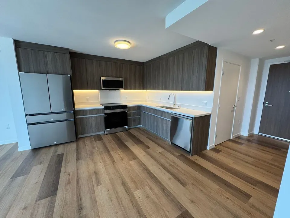 1 Bed 1 Bath Contemporary High-Rise Condo in Honolulu, HI - 4