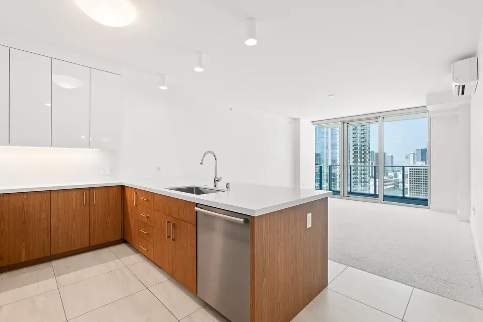 1 Bed 1 Bath Contemporary High-Rise Condo in Honolulu, HI - 1