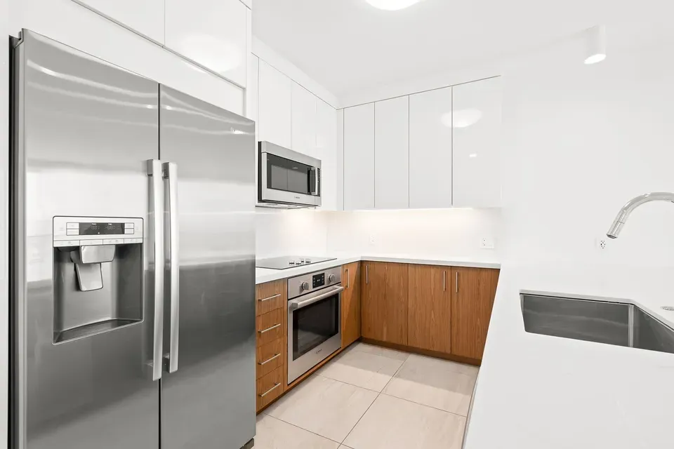 1 Bed 1 Bath Contemporary High-Rise Condo in Honolulu, HI - 3