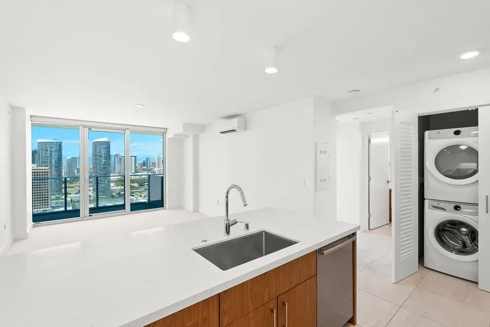 1 Bed 1 Bath Contemporary High-Rise Condo in Honolulu, HI - 4