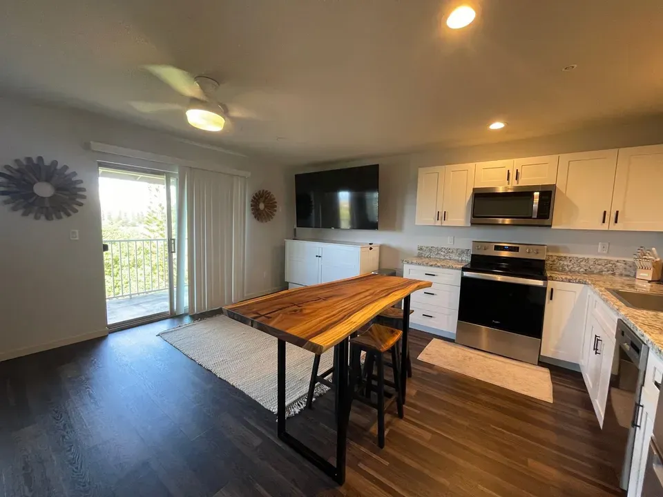 1 Bed 1 Bath Contemporary High-Rise Condo in Maui, HI