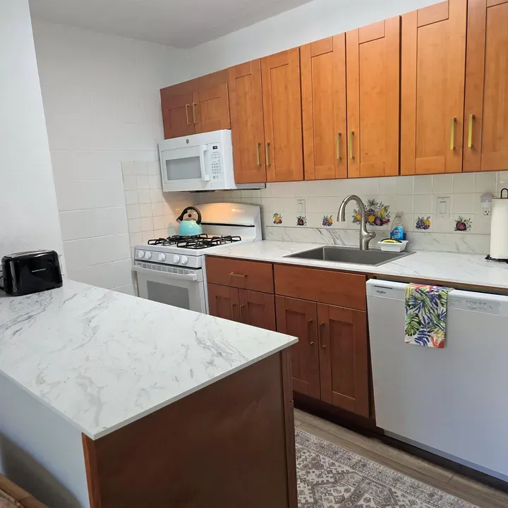 1 Bed 1 Bath Contemporary High-Rise Condo in Maui, HI - 3
