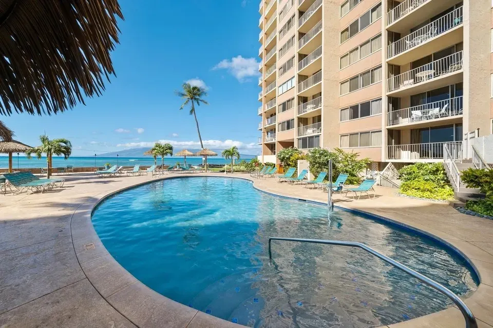 1 Bed 1 Bath Contemporary High-Rise Condo in Maui, HI - 4