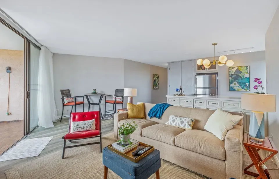 1 Bed 1 Bath Contemporary High-Rise Condo in Maui, HI - 3