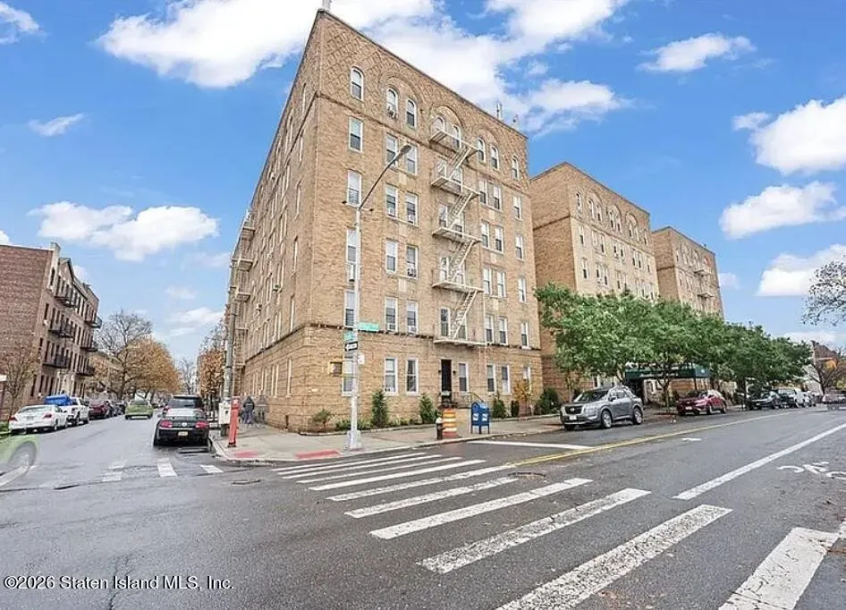 1 Bed 1 Bath Contemporary High-Rise Condo in New York, NY - 2