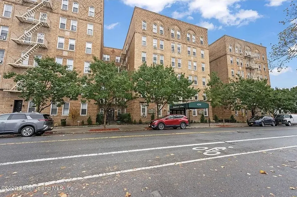 1 Bed 1 Bath Contemporary High-Rise Condo in New York, NY - 3