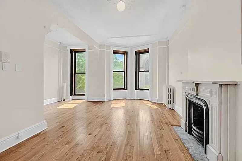1 Bed 1 Bath Contemporary High-Rise Condo in New York, NY