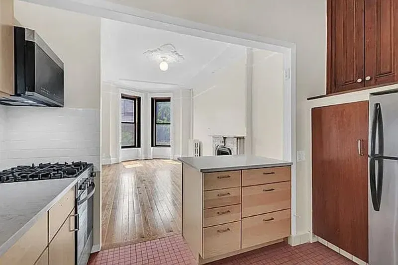 1 Bed 1 Bath Contemporary High-Rise Condo in New York, NY - 2