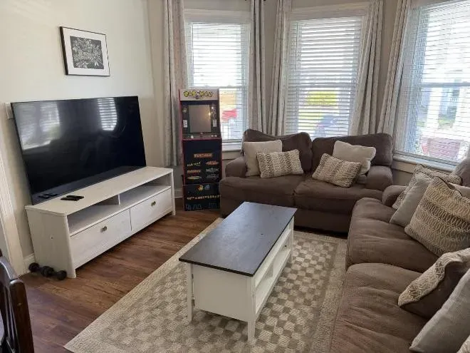1 Bed 1 Bath Contemporary High-Rise Condo in Norfolk, VA - 5