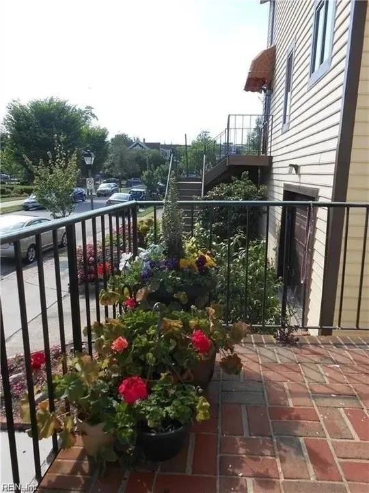1 Bed 1 Bath Contemporary High-Rise Condo in Norfolk, VA - 3