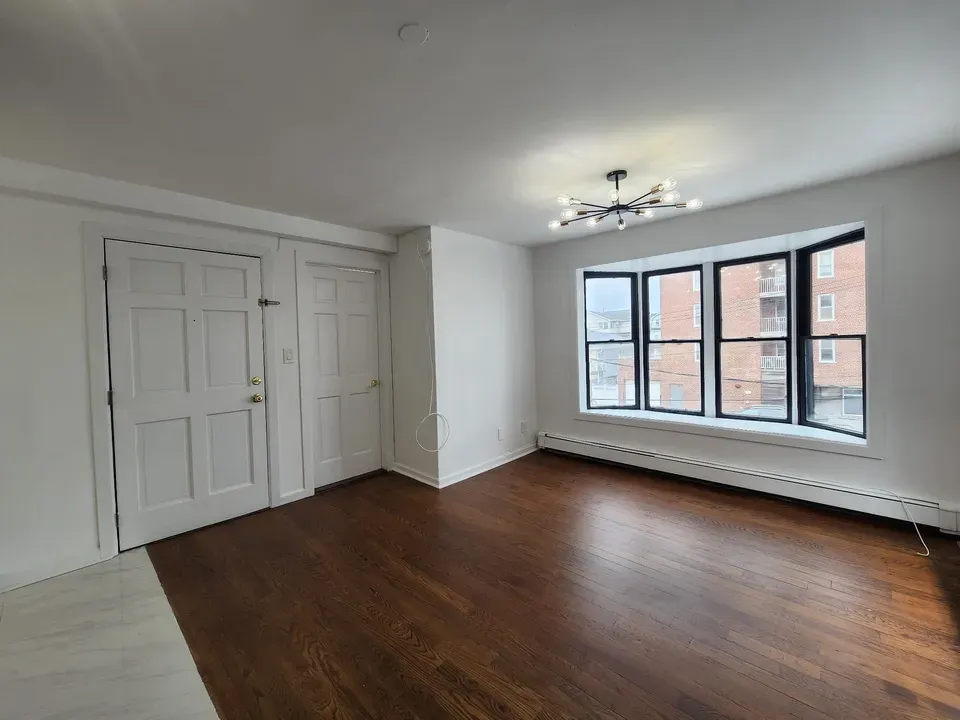 1 Bed 1 Bath Contemporary High-Rise Condo in Queens, NY - 4