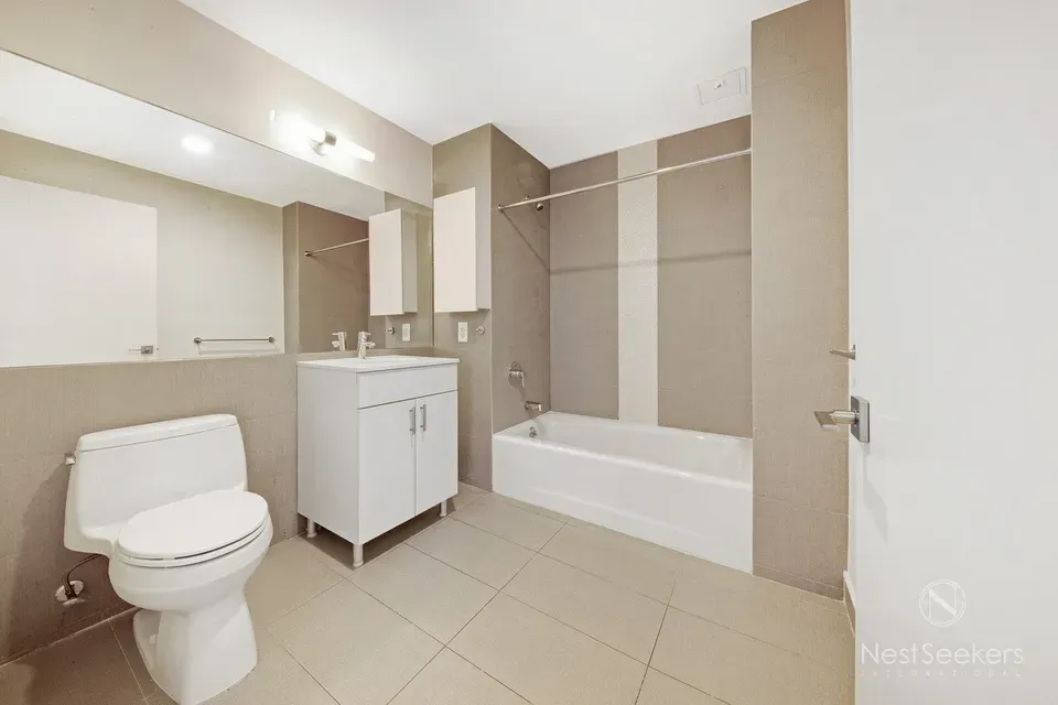 1 Bed 1 Bath Contemporary High-Rise Condo in Queens, NY - 3