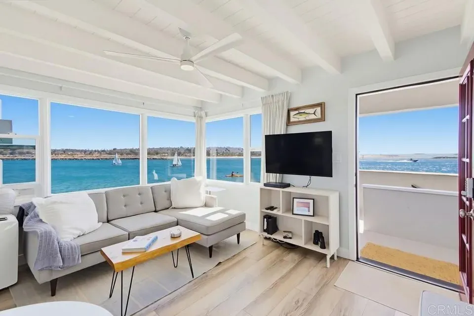 1 Bed 1 Bath Contemporary High-Rise Condo in San Diego, CA