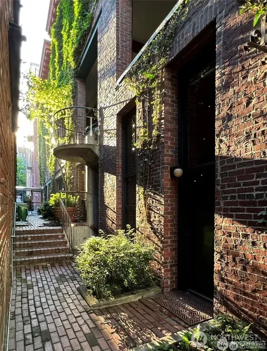 1 Bed 1 Bath Contemporary High-Rise Condo in Seattle, WA - 1