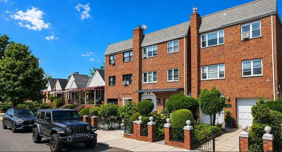 1 Bed 1 Bath Established Mid-Century Residence in Queens, NY