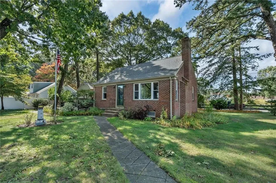 1 Bed 1 Bath Established Mid-Century Residence in Warwick, RI - 4