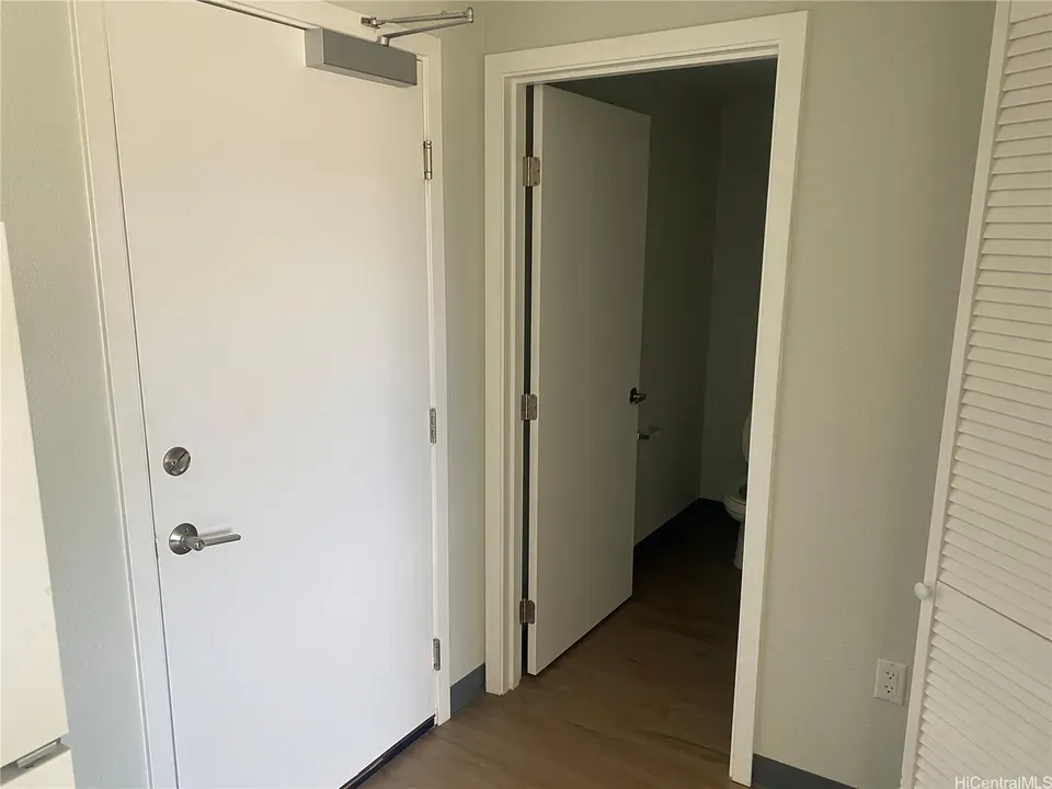 1 Bed 1 Bath Modern Contemporary Residence in Honolulu, HI - 4