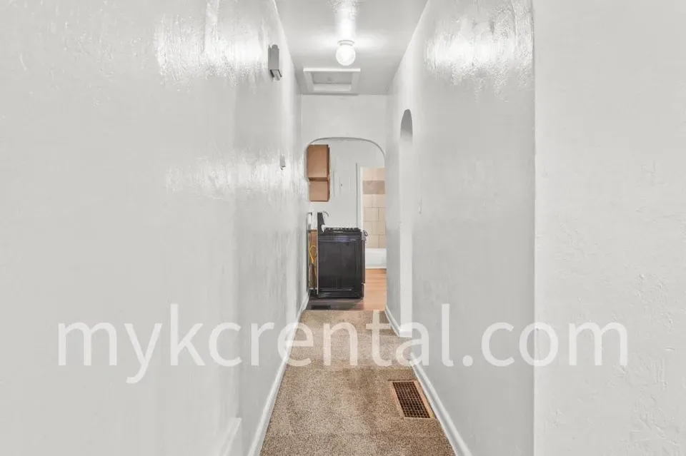 1 Bed 1 Bath Modern Contemporary Residence in Kansas City, KS - 4