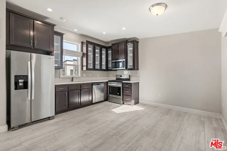 1 Bed 1 Bath Modern Contemporary Residence in Los Angeles, CA - 1
