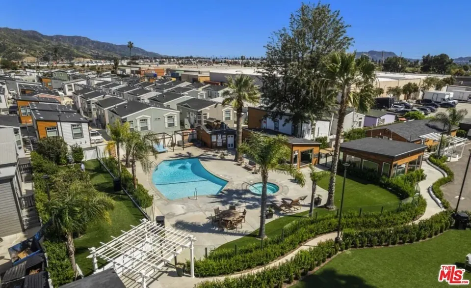 1 Bed 1 Bath Modern Contemporary Residence in Los Angeles, CA - 2