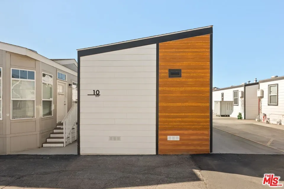 1 Bed 1 Bath Modern Contemporary Residence in Los Angeles, CA - 3