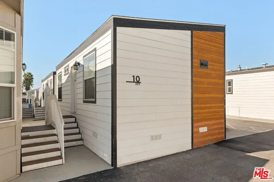 1 Bed 1 Bath Modern Contemporary Residence in Los Angeles, CA - 4