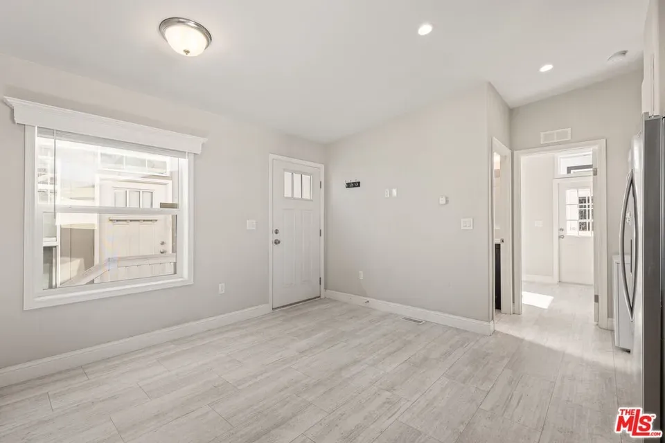 1 Bed 1 Bath Modern Contemporary Residence in Los Angeles, CA - 5