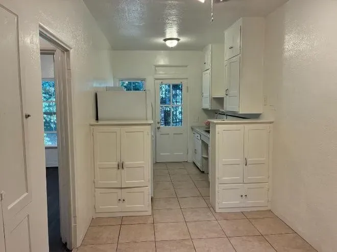 1 Bed 1 Bath Modern Contemporary Residence in Modesto, CA - 4