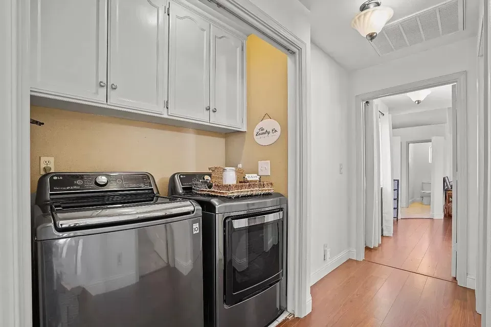 1 Bed 1 Bath Modern Contemporary Residence in Modesto, CA - 4