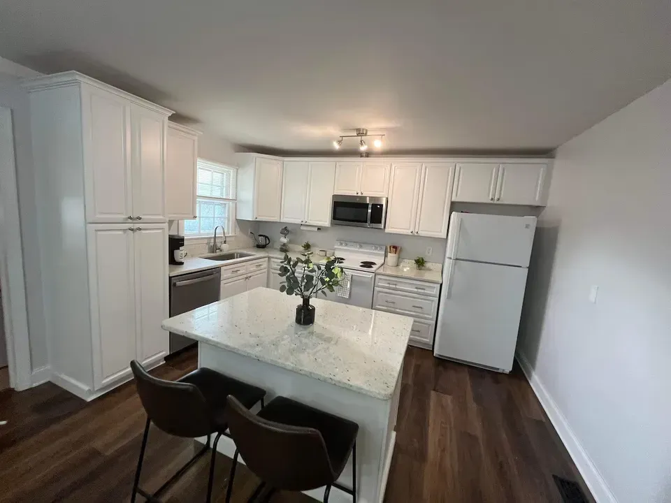 1 Bed 1 Bath Modern Contemporary Residence in Norfolk, VA - 4