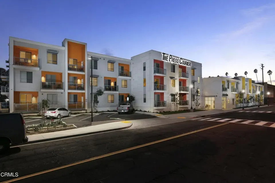 1 Bed 1 Bath Modern Contemporary Residence in Oxnard, CA