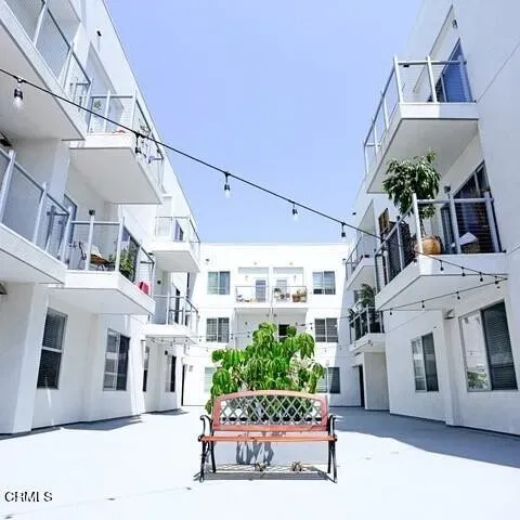 1 Bed 1 Bath Modern Contemporary Residence in Oxnard, CA - 5