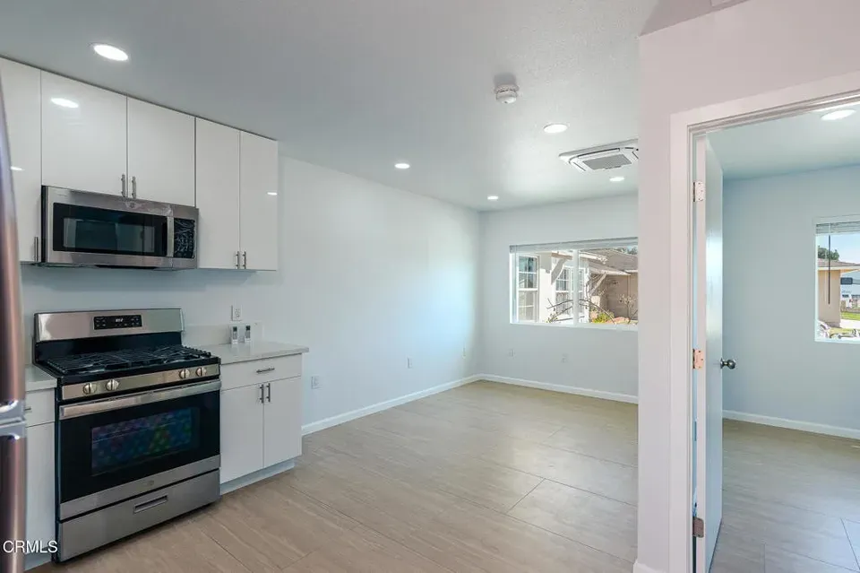 1 Bed 1 Bath Modern Contemporary Residence in Oxnard, CA