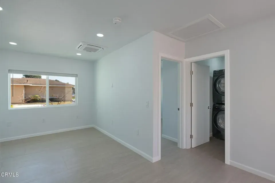1 Bed 1 Bath Modern Contemporary Residence in Oxnard, CA - 2