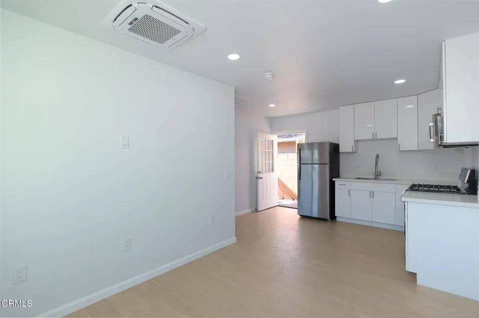 1 Bed 1 Bath Modern Contemporary Residence in Oxnard, CA - 3