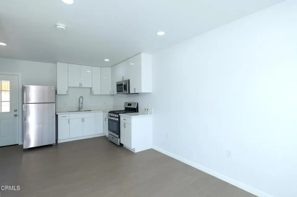 1 Bed 1 Bath Modern Contemporary Residence in Oxnard, CA - 4