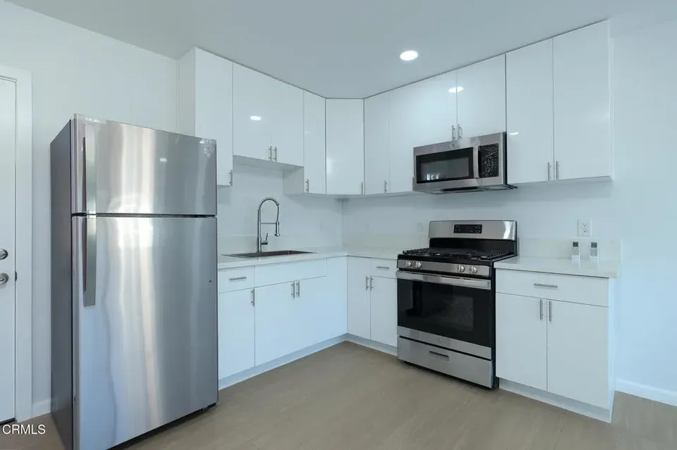 1 Bed 1 Bath Modern Contemporary Residence in Oxnard, CA - 5