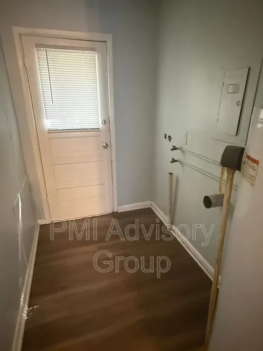 1 Bed 1 Bath Modern Contemporary Residence in Topeka, KS - 4