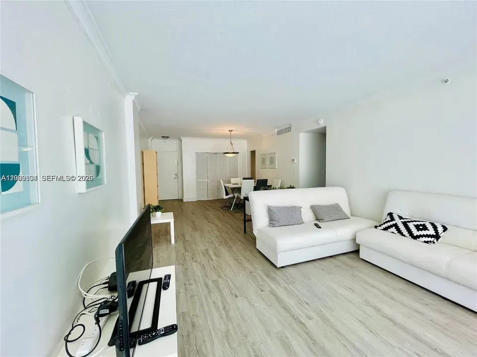 1 Bed 1 Bath Urban Residential Condo in Hollywood, FL - 4
